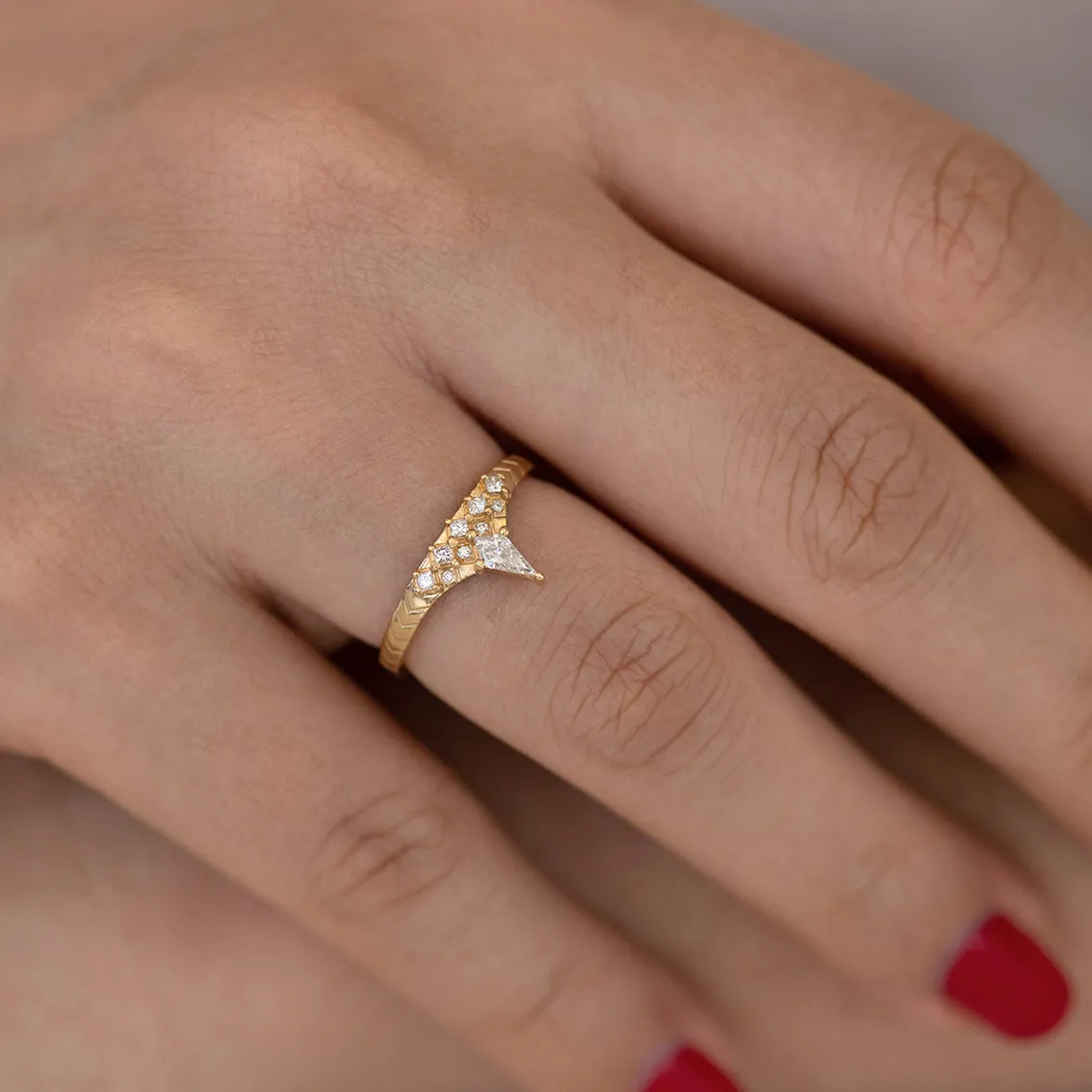 Geometric band with diamond peak