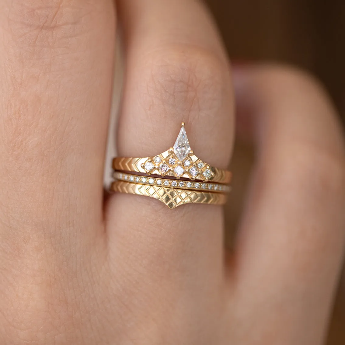 Geometric band with diamond peak