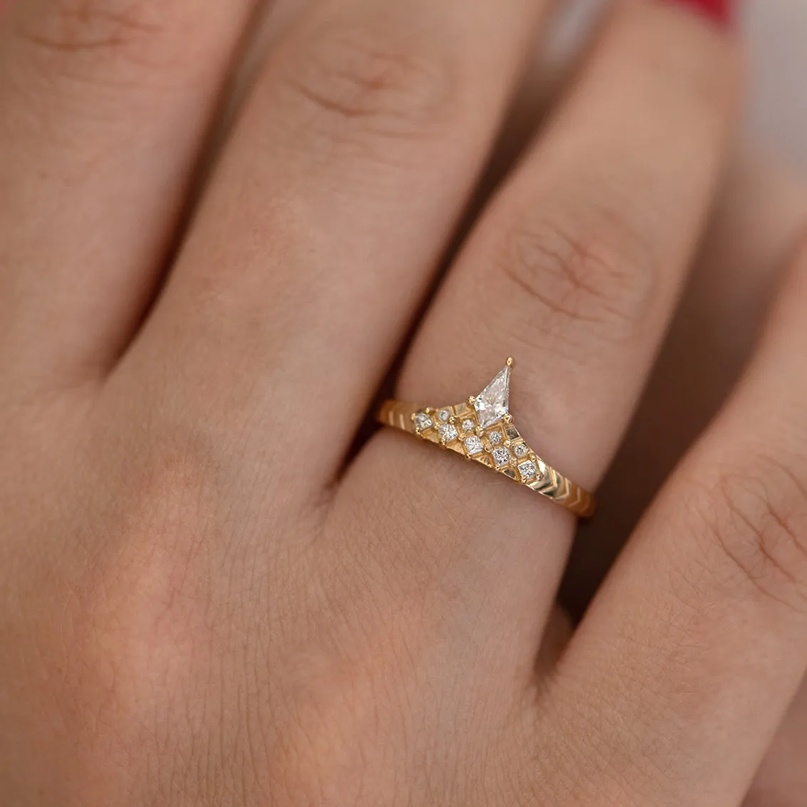 Geometric band with diamond peak