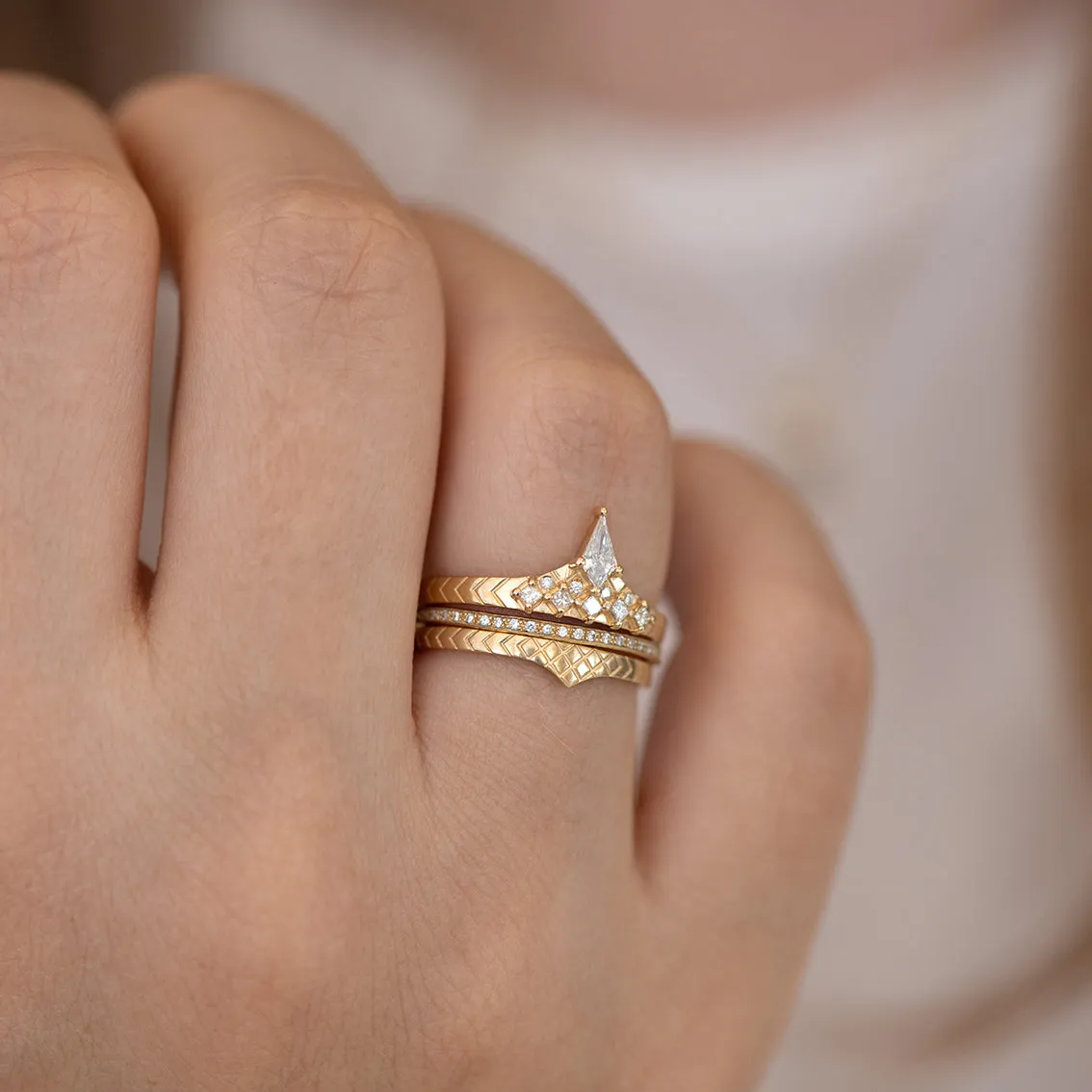 Geometric band with diamond peak