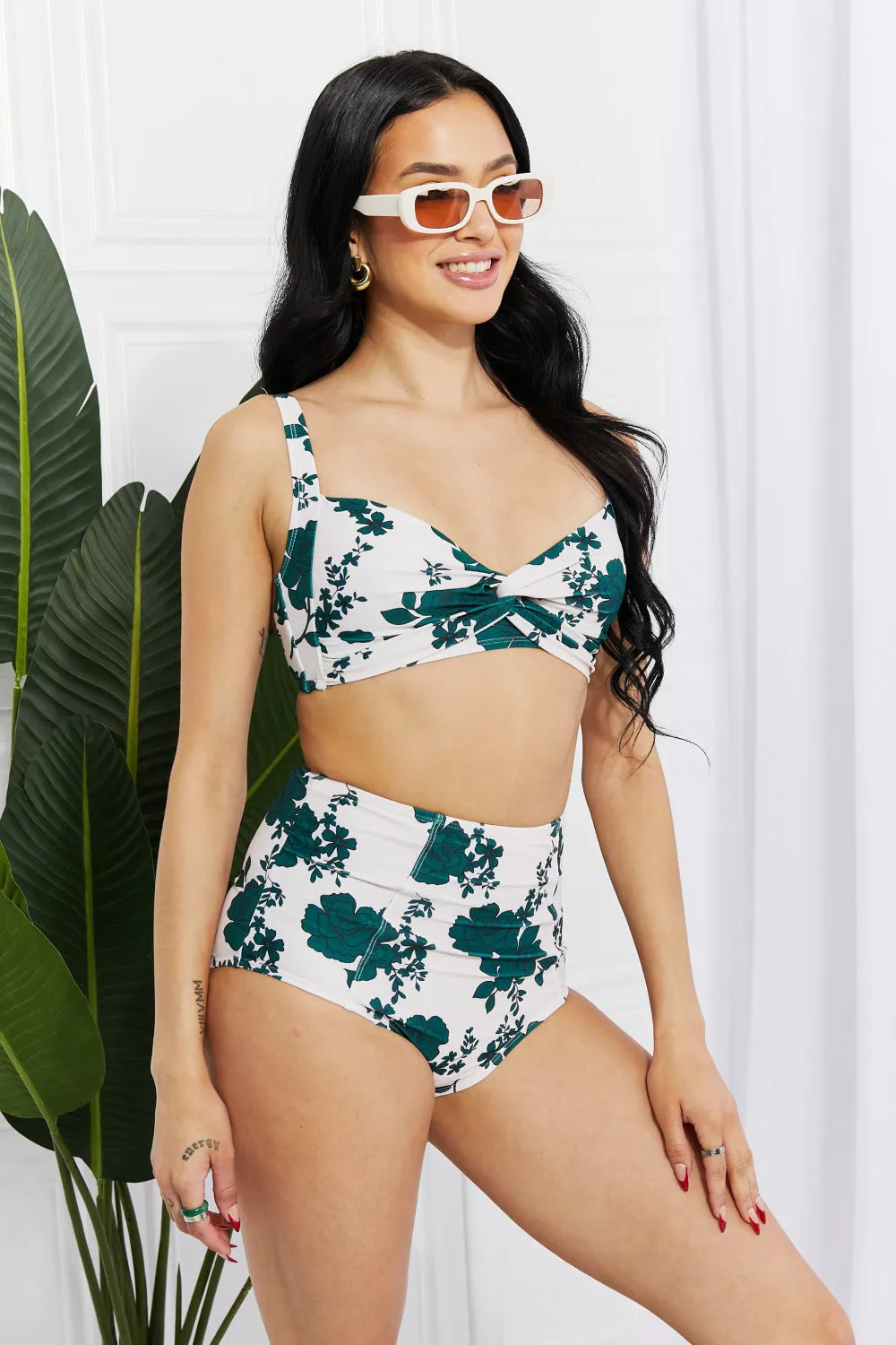 Marina West Swim Take A Dip Twist-Hochhausbikini im Wald